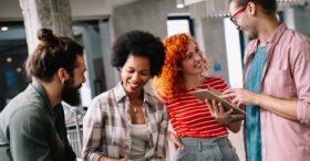Inclusion : un guide pour permettre aux lesbiennes d’être visibles au travail