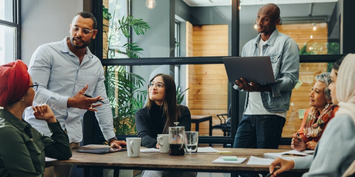 Reunion d'un groupe de collaborateurs au sein d'une entreprise