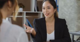 DRH, chargé(e) de recrutement, gestionnaire de paie… combien gagnent-ils en 2023 ?