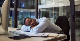 Performance : les entreprises s’intéressent à la sieste au travail (ou elles le devraient !)