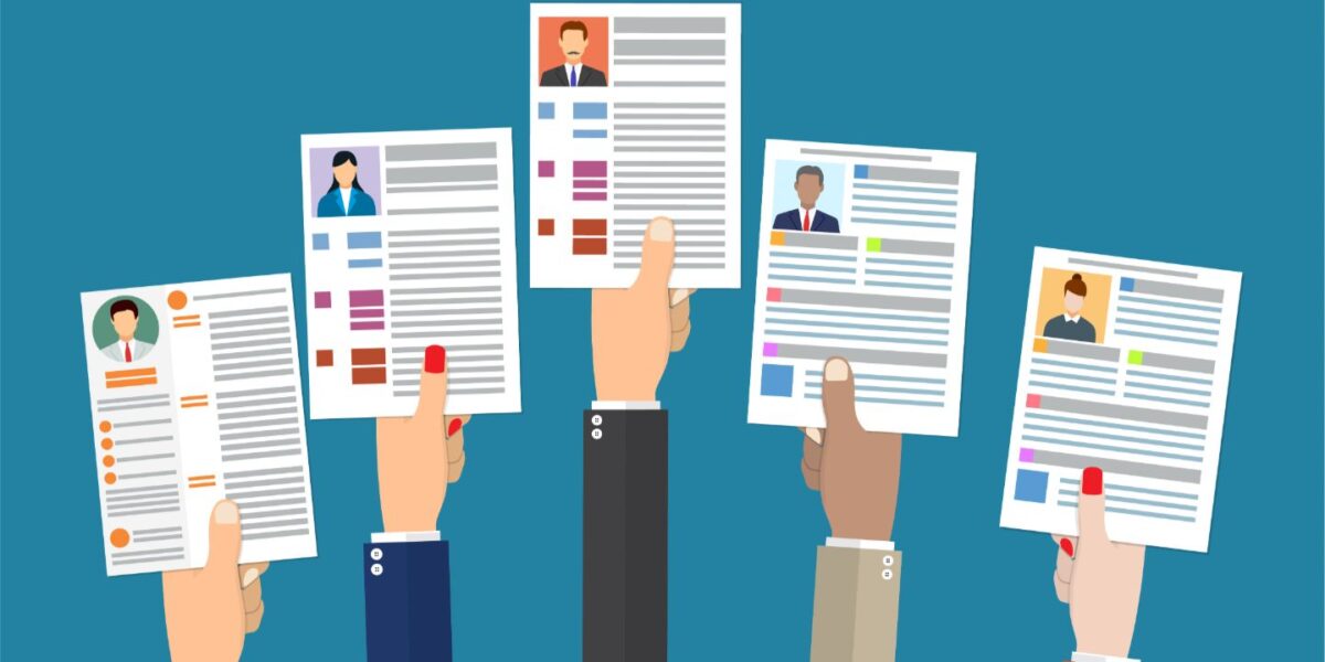 Le testing consiste à envoyer plusieurs CV fictifs afin de voir si la variation d'un critère (sexe, âge, origine...) a une influence sur le choix du recruteur.