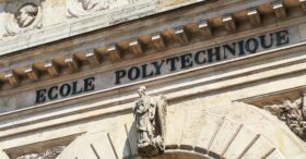 Jeunes diplômés : leur salaire dépend encore fortement du classement de leur école
