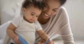 La parentalité affecte davantage la carrière des femmes que celle des hommes