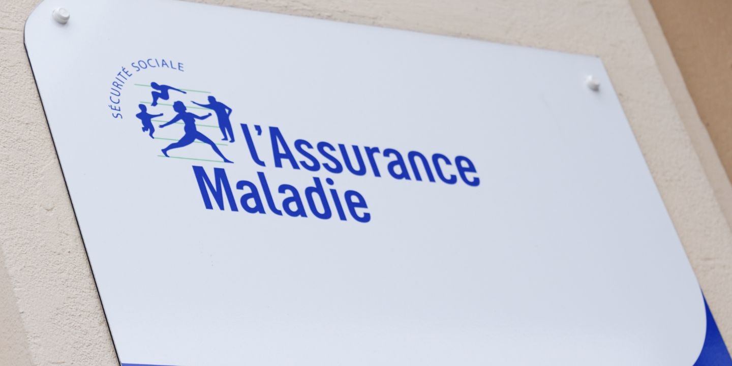 Abaisser le plafond d'indemnisation pour les travailleurs en arrêt maladie est l'une des pistes du gouvernement pour réduire le déficit de la Sécurité sociale.