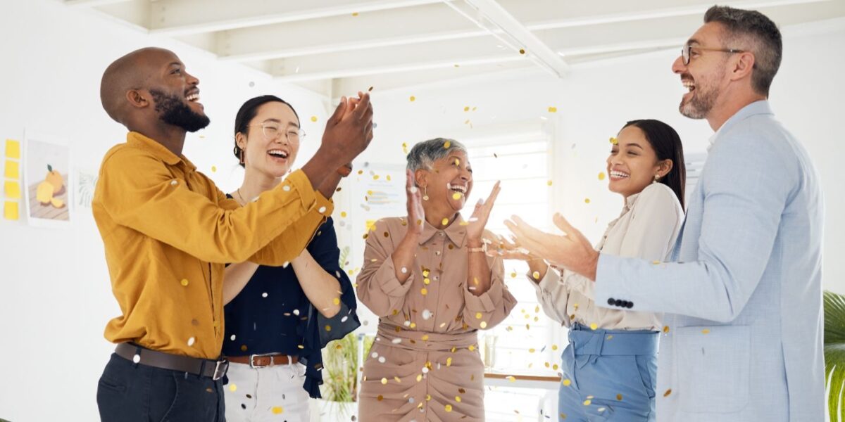 La compersion se définit comme la capacité à ressentir de la satisfaction et de la joie face aux succès et bonheurs des autres.