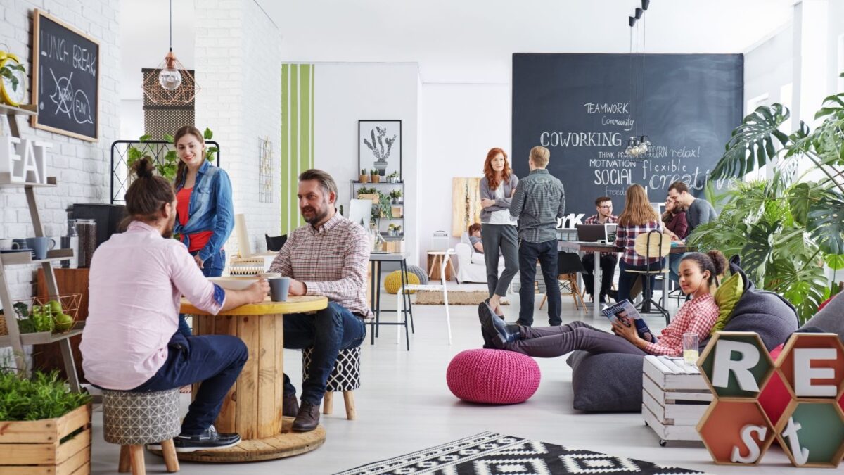 Certaines entreprises ont revu l'agencement de leurs bureaux et leur décoration pour créer un effet "comme à la maison".