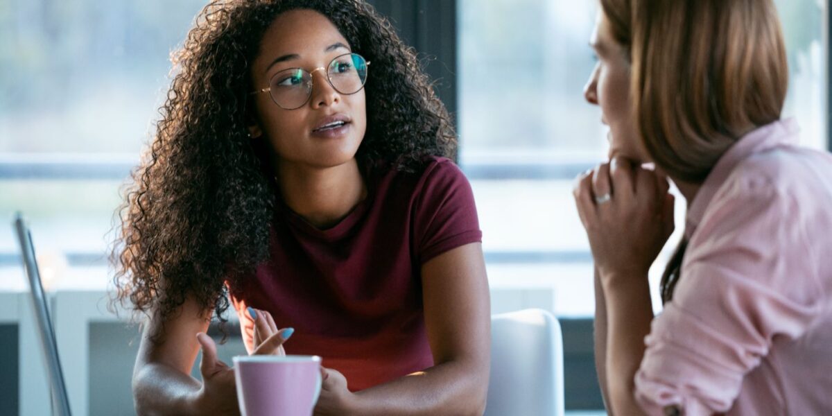 Suspendre son jugement, reformuler, laisser de la place aux silences, faire preuve d'empathie : les clés de l'écoute active.
