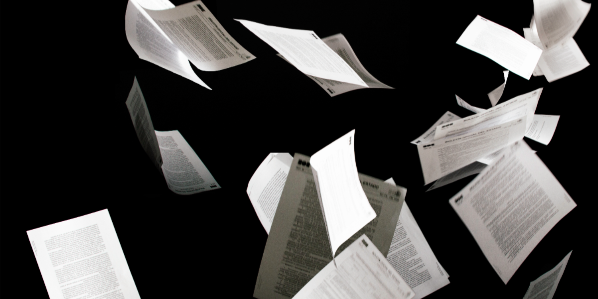 Documents volants sur fond noir