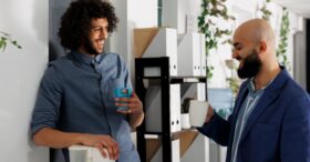 Le « coffee badging » : « Je suis là, mais je ne suis pas là »