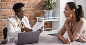 Les embauches et les démissions en baisse : des entreprises et des salariés attentistes dans un contexte incertain