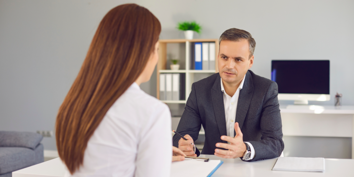 Si vous vous apprêtez à licencier moins de 10 salariés sur une période de 30 jours, ou que vous n'avez pas de CSE, vous devez convoqué chaque collaborateur concerné pour un entretien préalable au licenciement.