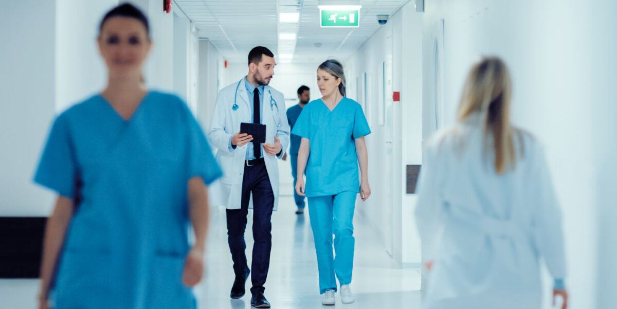 La fonction public hospitalière peine à recruter des aides-soignants et des infirmiers.
