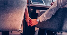Relations amoureuses au travail : y a-t-il des règles ?