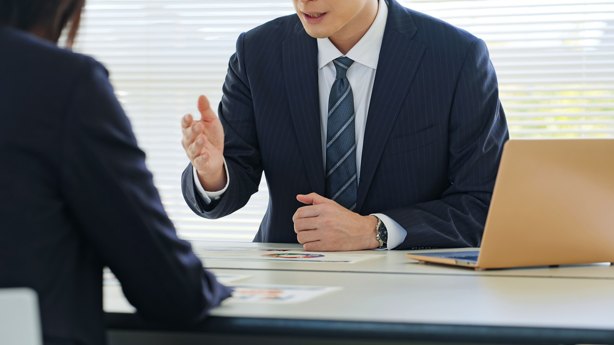 ビジネス、会議、ミーティング、打ち合わせ、男性、説明、話す、商談、ビジネスパーソン、営業、アドバイザー、コンサル、コンサルティング、コンサルタント、経営、マネジメント、マーケティング、ファイナンシャルプランナー、FP、顧問、サポート、サービス、会話、人材、面談、面接、仕事、オフィス、企業、説得、販売、女性、顔なし、接客、おすすめ、店員、スタッフ、書類、契約、案内、紹介、ハローワーク、企業説明会、就