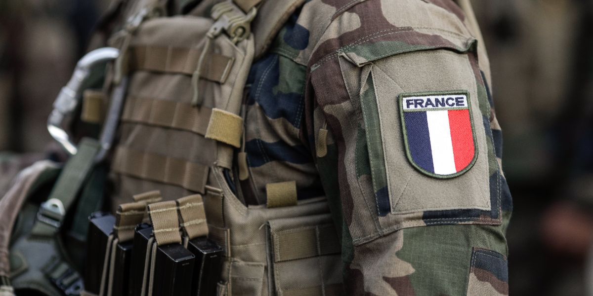 Le CDD d'usage est étendu à certains emplois de l'armée française pour soutenir les forces engagées à l'étranger.