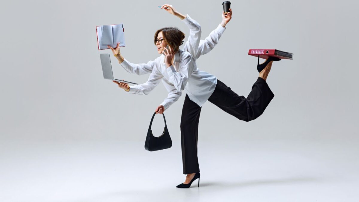 Le « glue work » a des conséquences directes sur la progression professionnelle des femmes.