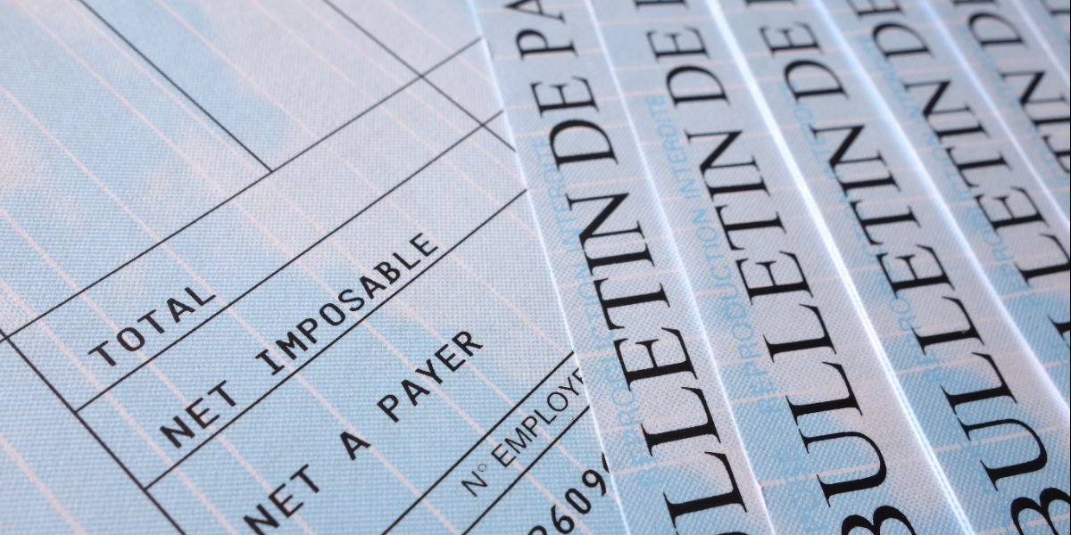 Le bulletin de salaire doit être obligatoirement remis par l'employeur au salarié au moment où son salaire lui est versé.