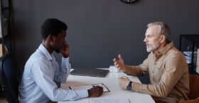 Emploi des seniors : 7 initiatives d’entreprises pour passer à l’action