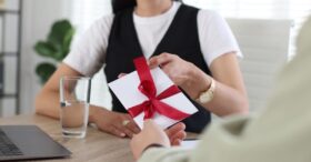 Versement d’un 13e mois : que dit la loi ?