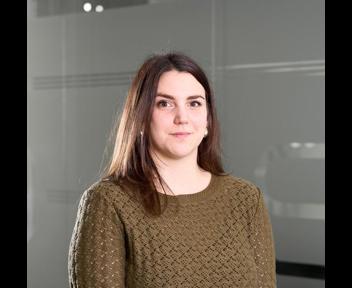 Lucile, Responsable de dossiers