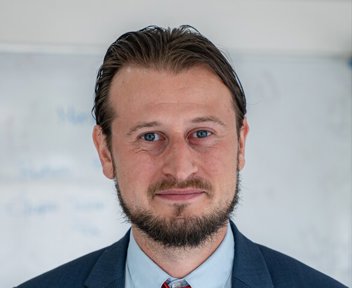 Jean, Chargé de recrutement