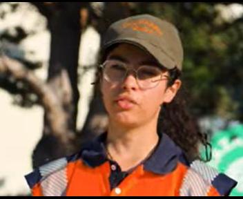 Alicia, ouvrière paysagiste entretien