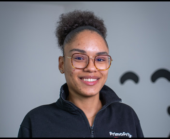 Shirley, Employée polyvalente