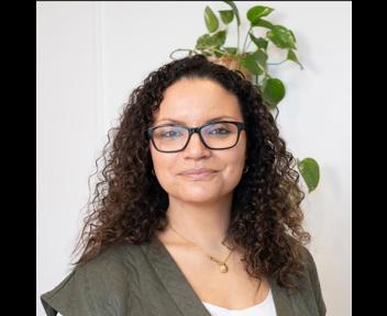 Kamila, Chargée de suivi clientèle chez Blanchisserie de Paris
