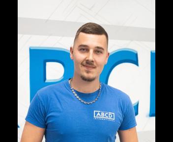 Kenny, Cariste chez ABCD International