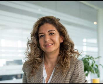 Zineb, Ingénieur d'Affaires