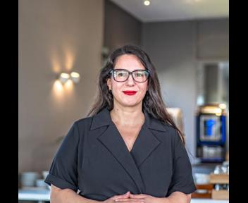 Zakia, Chef de secteur chez Concept INH