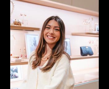 Lou-Anne, Assistante Coordinatrice Commercial Retail & Visual Merchandising chez Gas Bijoux