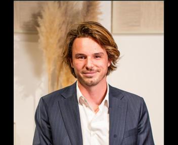 Elliot, Directeur Commercial chez Groupe Bayle