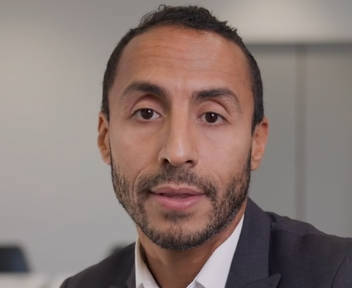 Oualid, directeur senior