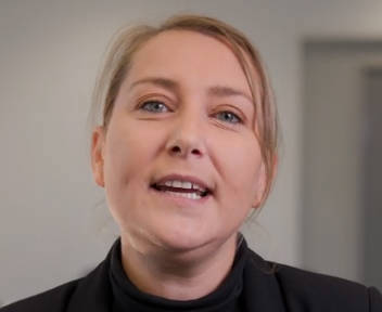 Julia, executive manager senior