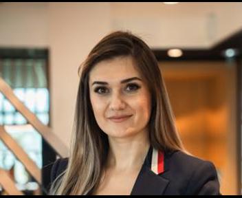 Ayse, Chargée de clientèle construction