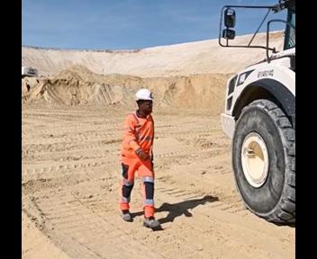 Mickaël Sainte-Thérèse, conducteur d'engins - Eiffage Génie Civil