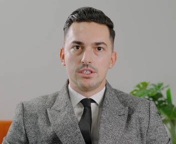 Besnik, directeur d'agence
