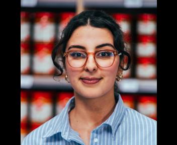Kenza, Assistante Qualité chez Charles Christ