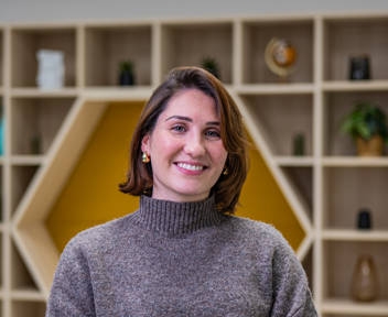 Julie, Chargée de recrutement chez Artemis Group
