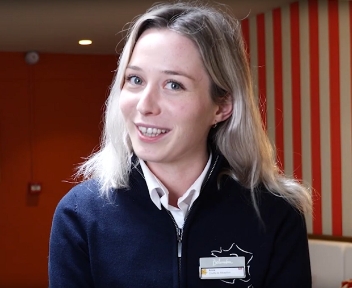 Portrait d'Anna SPENCER, Chef de réception