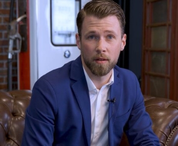Julien, Conseiller Commercial