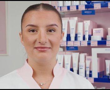 Inès, Alternante 