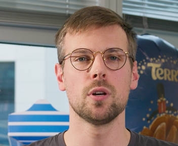 Adrien, planificateur de production chez Carambar & Co