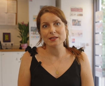 Lou, responsable d'agence
