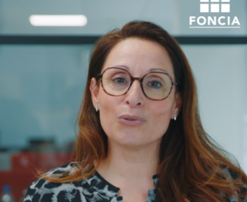 Sandra, chargée de relations clients chez Foncia