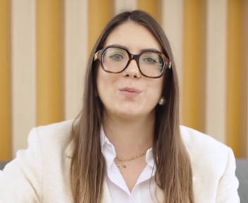 Clémence, commerciale