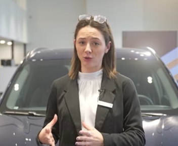 Clara, Conseillère commerciale véhicules neufs