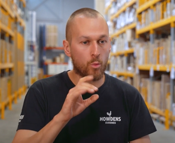 Bastien, Magasinier Sourds et Muets chez Howdens