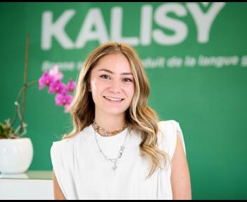 Elssy, Chargée de communication